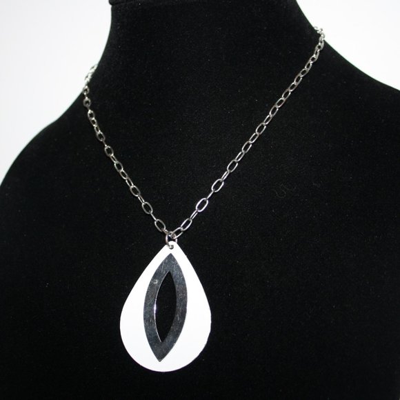 Beautiful silver and white necklace 16-18"